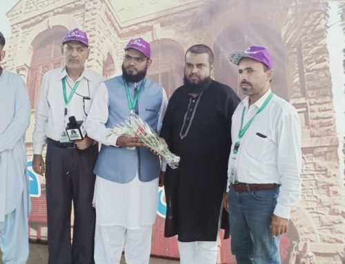 PEP General Secretary Asif Jayeja presenting flowers to Chairman Muhibban-e-Karachi